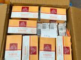 une boîte en carton remplie de jus d'orange et de jus d'orange