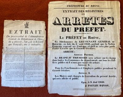un vieux journal sur lequel repose un bout de papier, à côté d'un autre bout de papier posé sur une table