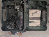 une caisse à outils avec des outils à l'intérieur sur le sol