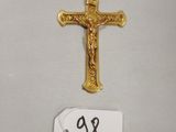 un gros plan d'une croix sur laquelle est accrochée une étiquette de prix