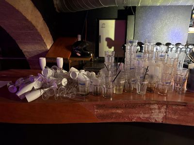 beaucoup de verres vides sur le comptoir du bar