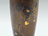un vase marron orné de motifs dorés et noirs