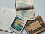 plusieurs livres et une carte posés sur une table