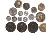 l'image d'un groupe de pièces de monnaie posées sur une surface blanche
