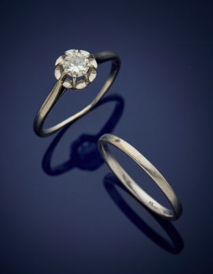 une paire de bagues de fiançailles ornées d'un seul diamant