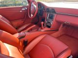 L'intérieur d'une voiture de sport rouge est propre et prêt à prendre la route.