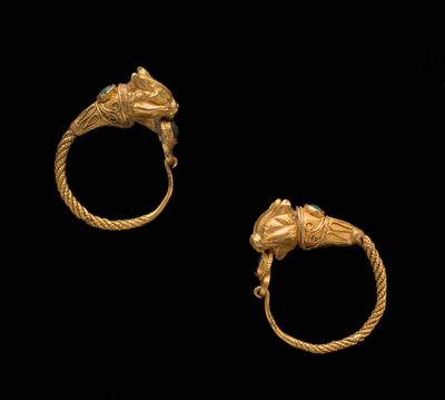 deux bagues en or, l'une ornée d'une tête de lion et l'autre d'une pierre bleue