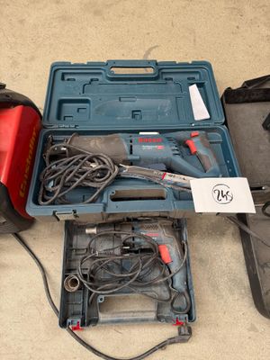 une trousse à outils posée sur le sol