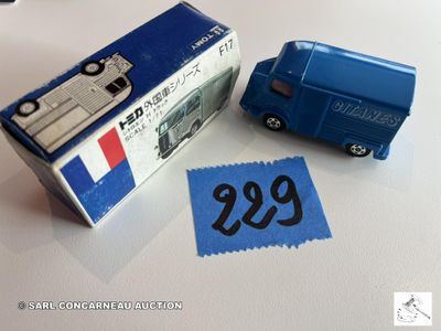 un petit camion bleu avec un autocollant à côté