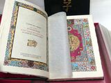 un livre ouvert posé sur une boîte rouge