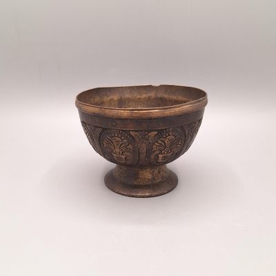 NEPAL Bol à offrandes en bronze à décor de bouquets dans des…
