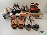 plusieurs paires de chaussures pour femmes posées sur une boîte