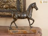 une statue de cheval posée sur une table