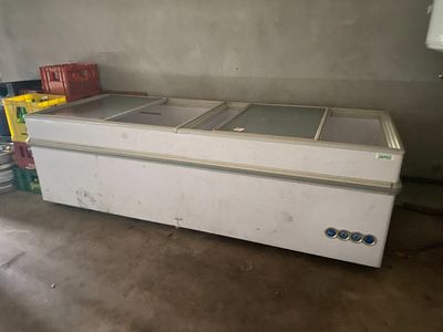 Un vieux congélateur tombeau IARP