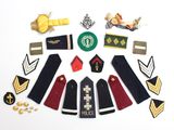 de nombreux insignes militaires différents sur un fond blanc