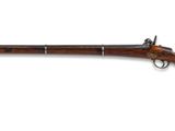 un fusil avec un canon en bois sur fond blanc