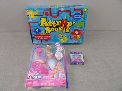une boîte de jouets posée sur une table, à côté d'une boîte de bonbons