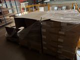 une grande pile de cartons sur une palette dans un entrepôt
