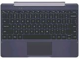 un gros plan d'un ordinateur portable avec un clavier posé dessus
