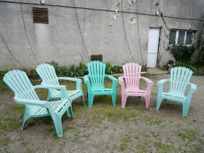 Cinq chaises d’extérieur plastique on y joint du mobilier de…