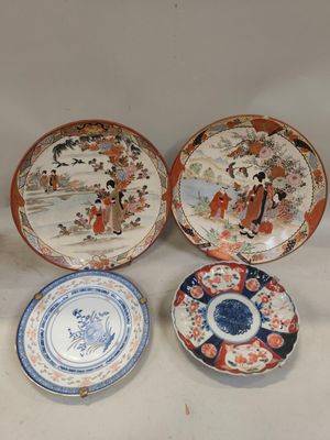 trois assiettes ornées de motifs asiatiques, posées sur une surface blanche
