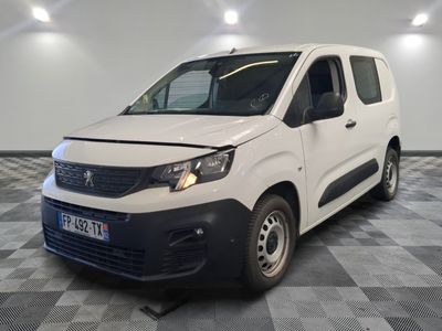 la camionnette blanche est garée sur le sol en damier d'une pièce