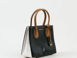 un sac à main noir et blanc sur fond blanc