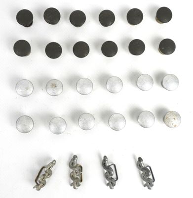 Ensemble de26 boutons pour vareuse Heer, on joint 2 paires d…