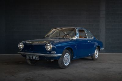 une photo d'une voiture bleue garée dans un garage