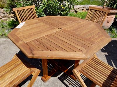 table teck octogonale + 4 chaises pliantes assoorties 119 12…