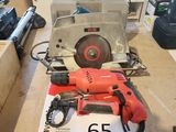 Deux outils électriques sont posés sur une table dans un atelier.
