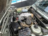 un moteur de voiture avec le capot ouvert et le capot fermé