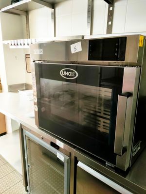 un micro-ondes posé sur une table dans une cuisine