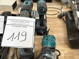 de nombreux outils électriques posés sur une table, accompagnés d'une étiquette de prix