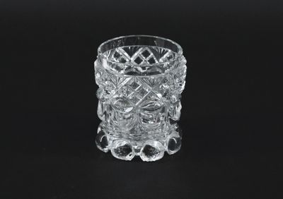 un vase en verre contenant beaucoup de verre transparent
