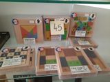 il y a beaucoup de jouets en bois exposés dans le magasin