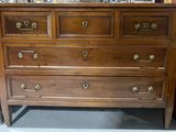 une commode en bois surmontée d'un miroir