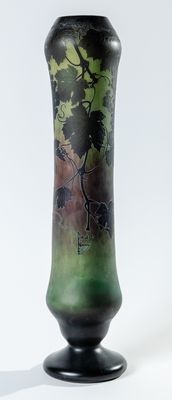 un vase vert orné d'une image d'oiseau