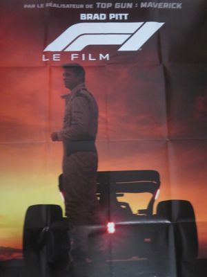 une image représentant une affiche sur laquelle figure un homme debout devant une voiture de course
