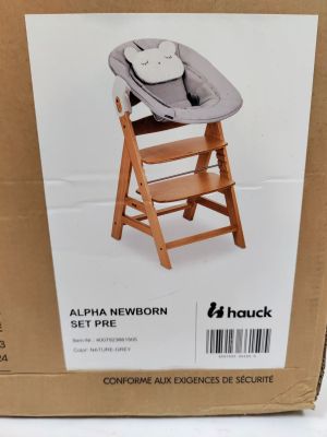 La boîte de la chaise haute contient un siège pour bébé.