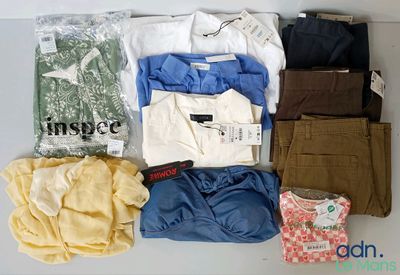 de nombreux types de vêtements différents disposés sur une table