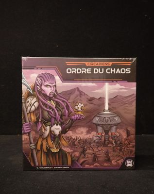 la boîte du jeu de cartes « Ordre du Chaos »
