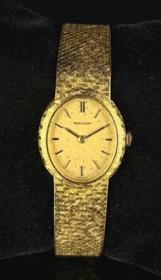 une image d'un gros plan d'une montre-bracelet sur une surface noire