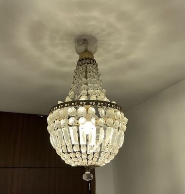 un lustre suspendu au plafond d'une pièce