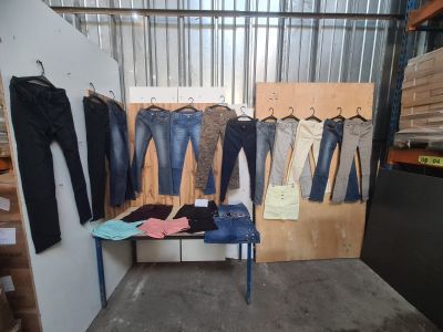 Ensemble de 20 pièces de vêtements comprenant principalement…