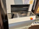 l'image d'une machine posée sur le sol