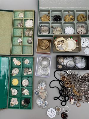 de nombreux bijoux de toutes sortes dans une boîte posée sur la table