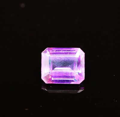 une pierre d'améthorate violette posée sur une surface noire