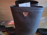 une paire de bottes posée sur une table