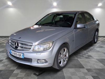 une photo d'une Mercedes Classe C dans un showroom